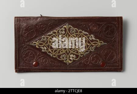 Brieftasche in flachem, rechteckigem Modell, dunkelrot (Kunst?) Leder, auf dem stilisierte Blumen und Zweige aus Gold- und Silberdraht stickt, anonym, ca. 1910 - ca. 1915 Brieftasche in einem flachen, rechteckigen Modell aus dunkelrotem (Kunst?) Leder, auf dem das Ventil innerhalb eines Diamanten eine Stickerei aus stilisierten Blumen und Zweigen aus Gold- und Silberdraht bildet. Ein Relief im Leder wurde um das Fenster gepresst. Zwei dunkelrote Druckknöpfe an der Vorderseite. Die Tasche ist mit schwarzem Leder gefüttert und hat ein Soufflé. Im Abdeckblech zwei flache Flächen, mit Veloursleder ausgekleidet, mit einem Ventil t verschlossen Stockfoto