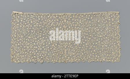 Diese rutschen von der Nadelseite mit einander überdeckend dünne Spiralreihen, anonym, ca. 1680 - ca. 1699 Dassle Slip von der naturfarbenen Nadelseite: Flache venezianische Seite. Scheinbar verwirrtes, aber symmetrisches Muster mit einer vertikalen Achse in der Mitte, von der aus sie dünn ist, überschneidende Spiralreben mit kleinen sternförmigen Blüten und Blüten mit drei Blättern. In den Ecken gibt es kleine lilienartige Blüten, die nach innen gerichtet sind. Die Motive sind mit stark verbundenen Festonstichen gefertigt, wobei einfache Muster in verschiedenen Blüten und Blättern mit Aussparungen realisiert werden. Die Motive sind Co Stockfoto