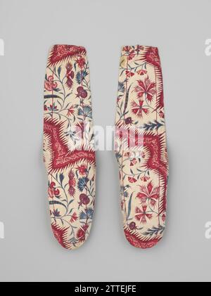 Ein Paar Oversleeves, anonym, ca. 1750 - ca. 1775 Kinderärmel oder "Bereklauw" von Sitten, mit weißem Schaft mit Blumenmotiven und roten geflammten Gassen mit weißen Blumen- und Blattreben und roten Nähten; das Futter besteht aus weißem Leinen. Coromandelkust-Baumwolle (Textil). Chintz. Futter: Leinen (Material). Augen: Kinderärmel aus Metall oder „Bereklauw“ aus Sitzen, mit weißem Schaft mit Blumenmotiven und rot geflammten Gassen mit weißen Blumen- und Blattreben und roten Nähten; Futter aus weißem Leinen. Coromandelkust-Baumwolle (Textil). Chintz. Futter: Leinen (Material). Augen: Metallnähte Stockfoto