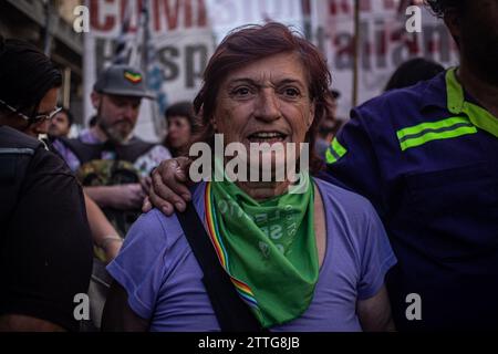 Buenos Aires, Buenos Aires, Argentinien. Dezember 2023. An einem neuen Jahrestag der Unruhen im Dezember 2001 in Argentinien marschierten linke politische Organisationen zum Präsidentenhaus, um gegen die neue neoliberale Regierung und ihr Maßnahmenpaket zu protestieren. Es war auch das erste Mal, dass das neue Anti-Piquetero-Protokoll der Sicherheitsministerin Patricia Bullrich getestet wurde. (Kreditbild: © Daniella Fernandez Realin/ZUMA Press Wire) NUR REDAKTIONELLE VERWENDUNG! Nicht für kommerzielle ZWECKE! Stockfoto