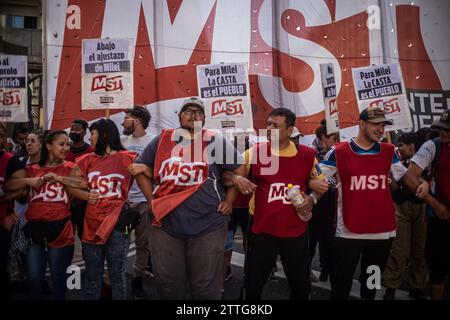 Buenos Aires, Buenos Aires, Argentinien. Dezember 2023. An einem neuen Jahrestag der Unruhen im Dezember 2001 in Argentinien marschierten linke politische Organisationen zum Präsidentenhaus, um gegen die neue neoliberale Regierung und ihr Maßnahmenpaket zu protestieren. Es war auch das erste Mal, dass das neue Anti-Piquetero-Protokoll der Sicherheitsministerin Patricia Bullrich getestet wurde. (Kreditbild: © Daniella Fernandez Realin/ZUMA Press Wire) NUR REDAKTIONELLE VERWENDUNG! Nicht für kommerzielle ZWECKE! Stockfoto