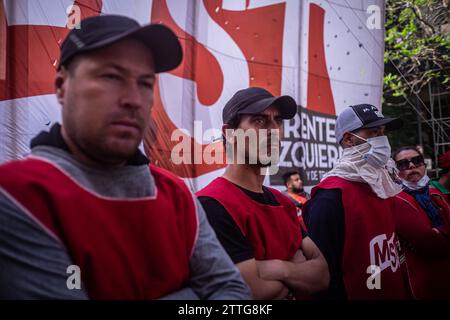 Buenos Aires, Buenos Aires, Argentinien. Dezember 2023. An einem neuen Jahrestag der Unruhen im Dezember 2001 in Argentinien marschierten linke politische Organisationen zum Präsidentenhaus, um gegen die neue neoliberale Regierung und ihr Maßnahmenpaket zu protestieren. Es war auch das erste Mal, dass das neue Anti-Piquetero-Protokoll der Sicherheitsministerin Patricia Bullrich getestet wurde. (Kreditbild: © Daniella Fernandez Realin/ZUMA Press Wire) NUR REDAKTIONELLE VERWENDUNG! Nicht für kommerzielle ZWECKE! Stockfoto