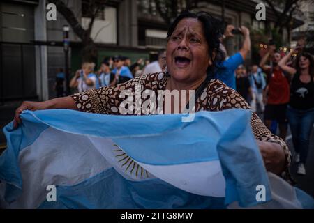 Buenos Aires, Buenos Aires, Argentinien. Dezember 2023. An einem neuen Jahrestag der Unruhen im Dezember 2001 in Argentinien marschierten linke politische Organisationen zum Präsidentenhaus, um gegen die neue neoliberale Regierung und ihr Maßnahmenpaket zu protestieren. Es war auch das erste Mal, dass das neue Anti-Piquetero-Protokoll der Sicherheitsministerin Patricia Bullrich getestet wurde. (Kreditbild: © Daniella Fernandez Realin/ZUMA Press Wire) NUR REDAKTIONELLE VERWENDUNG! Nicht für kommerzielle ZWECKE! Stockfoto