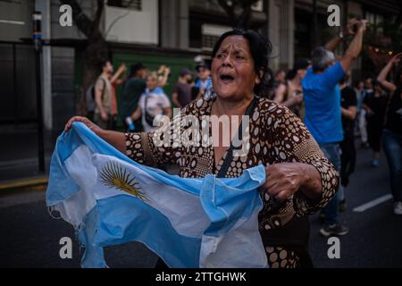 Buenos Aires, Buenos Aires, Argentinien. Dezember 2023. An einem neuen Jahrestag der Unruhen im Dezember 2001 in Argentinien marschierten linke politische Organisationen zum Präsidentenhaus, um gegen die neue neoliberale Regierung und ihr Maßnahmenpaket zu protestieren. Es war auch das erste Mal, dass das neue Anti-Piquetero-Protokoll der Sicherheitsministerin Patricia Bullrich getestet wurde. (Kreditbild: © Daniella Fernandez Realin/ZUMA Press Wire) NUR REDAKTIONELLE VERWENDUNG! Nicht für kommerzielle ZWECKE! Stockfoto