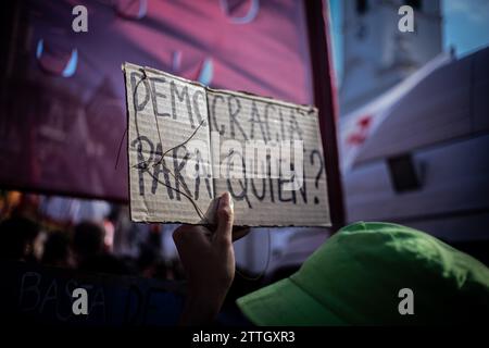 Buenos Aires, Buenos Aires, Argentinien. Dezember 2023. Auf dem Schild steht Demokratie für wen? (Kreditbild: © Daniella Fernandez Realin/ZUMA Press Wire) NUR REDAKTIONELLE VERWENDUNG! Nicht für kommerzielle ZWECKE! Stockfoto