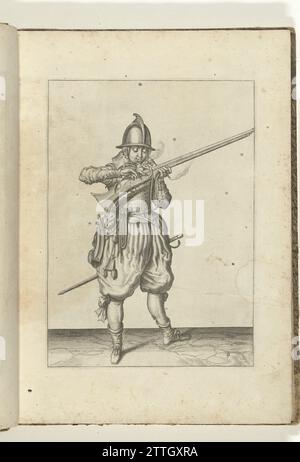 Soldat, der den Docht sprengt und die Pfanne mit den Fingern bedeckt (Nr. 9), ca. 1600, 1597 - 1608 Ein Soldat, rechts, rechts, mit der linken Hand (Nr. 9) ein Ruder (eine bestimmte Schusswaffe), ca. 1600. Er bringt ihm das Ruder in den Mund, um den Docht zu blasen. Mit zwei Fingern bedeckt er die Pfanne gegen Funken. Platte 9 in der Anleitung zum Umgang mit dem Steuerrad: Letter Enseigement, Sur la Repräsentation des Figures, du Droit Maniement de l'Harquebuse. Teil der Illustrationen in einer französischen Ausgabe von J. de Gheyns Wapenhandelhe: J. de Gheyn, Maniement d’Armes, d’Arquebuses, Mousquetz et PIQ Stockfoto