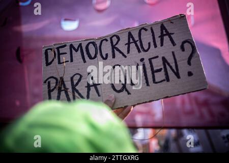 Buenos Aires, Buenos Aires, Argentinien. Dezember 2023. Auf dem Schild steht Demokratie für wen? (Kreditbild: © Daniella Fernandez Realin/ZUMA Press Wire) NUR REDAKTIONELLE VERWENDUNG! Nicht für kommerzielle ZWECKE! Stockfoto