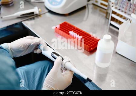 Der Techniker arbeitet an der Untersuchung der Analysenprobe in Reagenzgläsern Stockfoto