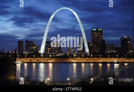 East St. Louis, Usa. Dezember 2023. Nach einem Monat der Dunkelheit wird der Gateway Arch mit einem brandneuen, hochmodernen LED-Beleuchtungssystem in St. Louis am Mittwoch, den 20. Dezember 2023. Das System ist heller und energieeffizient. Das neue Design umfasst 72 LED-Leuchten und leuchtet täglich automatisch je nach Sonnenuntergang von unten nach oben über ca. 30 Sekunden. Foto: Bill Greenblatt/UPI Credit: UPI/Alamy Live News Stockfoto