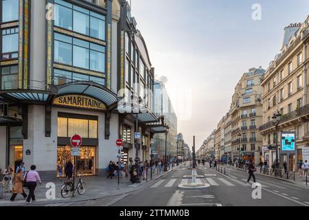 Fußgänger gehen am Kaufhaus Samaritan, Paris, Frankreich Stockfoto