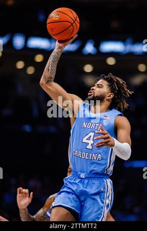 Charlotte, NC, USA. Dezember 2023. North Carolina Tar Heels Guard RJ Davis (4) schießt 2023 im Jumpman Invitational im Spectrum Center in Charlotte, NC gegen die Oklahoma Sooners. (Scott Kinser/CSM). Quelle: csm/Alamy Live News Stockfoto