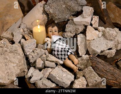 In der Evangelisch-Lutherischen Weihnachtskirche in der biblischen Stadt Bethlehem, Westjordanland, ist am Montag, den 18. Dezember 2023 eine Installation des in Ruinen liegenden Jesuskindes zu sehen, die die in Gaza getöteten Kinder symbolisiert. Bethlehem ist normalerweise voll von Touristen, aber seit dem 8. Oktober, dem Tag nach dem Angriff der Hamas auf Israel und dem Beginn des Krieges im Gazastreifen, leer. Christliche Führer haben die Errichtung des Weihnachtsbaums auf dem Managerplatz, fröhliche Straßendekorationen und Feierlichkeiten in Solidarität mit den Palästinensern in Gaza abgesagt. Foto: Debbie Hill/UPI Stockfoto