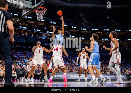 Charlotte, NC, USA. Dezember 2023. Armando Bacot (5) schießt 2023 im Jumpman Invitational im Spectrum Center in Charlotte, NC gegen die Oklahoma Sooners. (Scott Kinser/CSM). Quelle: csm/Alamy Live News Stockfoto