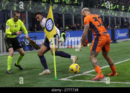 Mailand, Italien. Dezember 2023. Charalampos Lykogiannis von Bologna FC versucht, den Ball an der Eckflagge zu halten, als ihn Federico Dimarco vom FC Internazionale zwingt, ihn während des Spiels in Coppa Italia in Giuseppe Meazza, Mailand, in Kontakt zu bringen. Der Bildnachweis sollte lauten: Jonathan Moscrop/Sportimage Credit: Sportimage Ltd/Alamy Live News Stockfoto