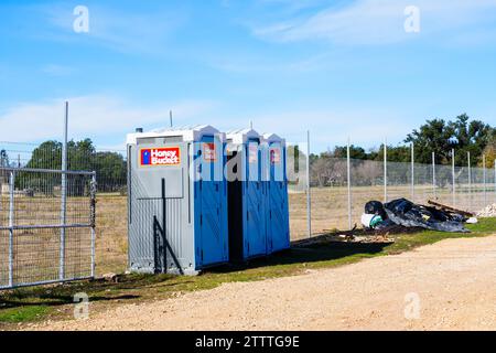 Drei tragbare Toiletten oder porta-Pottys auf einer Baustelle. Stockfoto