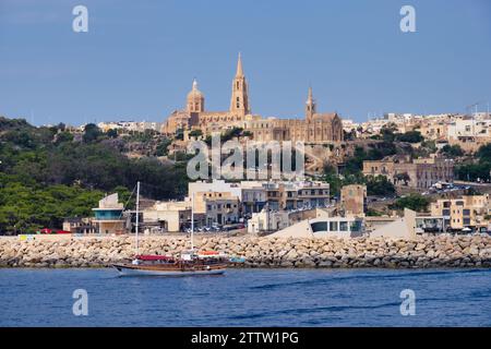Die Pfarrkirche Ghajnsielem und die Kirche unserer Lieben Frau von Lourdes hoch über dem Hafen - Mgarr, Malta Stockfoto