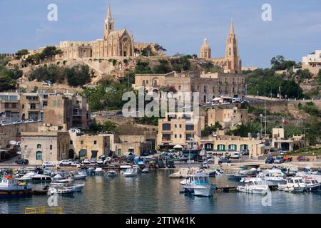 Dieser geschäftige Hafen voller Fischerboote ist der erste Ort, der Besucher von Gozo - Mgarr, Malta, begrüßt Stockfoto