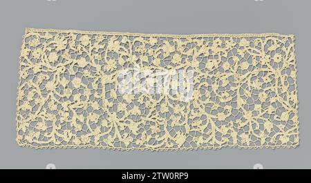 Dieser Slip mit symmetrischem Muster von vielen Ranken mit kleinen Blättern und Blüten, anonym, ca. 1675 - ca. 1699 Dasselschlitz von naturfarbenen Nadelseiten: Flache venezianische Seite. Scheinbar verwirrtes, aber symmetrisches Muster mit einer vertikalen Achse in der Mitte, von der sich viele kräuselnde Blüten- und Blattreben bewegen. Die Motive sind mit Festonstichen gefertigt, bei denen einfache Muster in verschiedenen Blüten und Blättern mit Aussparungen realisiert wurden. Die Motive sind durch einen potenten Boden verbunden. Der obere Teil des Streifens ist mit einem Kabelbinder versehen. Die Unterseite und die beiden kurzen Seiten sind mit einer Bogenkante versehen. Venedig li Stockfoto
