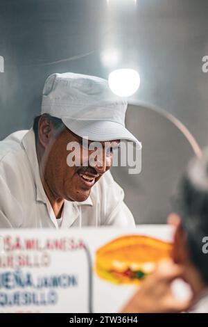 Mann, der im Sandwich-Shop arbeitet, historisches Stadtzentrum, Mexiko-Stadt, Mexiko, 2023 Stockfoto