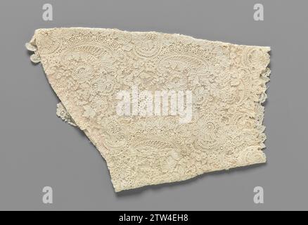 Hülse aus einem Streifen der Nadelseite mit Voluten und Pfingstrosen, anonym, ca. 1850 - ca. 1899 Hülse aus natürlicher Nadelseite: Brüsseler Netzseite. Etwas konisches rechteckiges Modell mit einer schrägen Seite, bestehend aus verschiedenen Teilen, die mit einem hellrosafarbenen Futter aus unverarbeitetem Maschinentüll zusammengefügt sind. Das Nadelseitenmuster von Blütenzweigen und asymmetrischen C-Voluten auf einem feinen Boden mit einzelnen verdrehten Maschen: Ein mit Moscheen übersätes Gittergewebe. Vollständig bearbeitet mit Festonstichen mit Nuancen, bei denen die dichtere Füllung mit Staubflecken (eine Festonsteek-Variante) gemacht wird. Entlastung Co Stockfoto