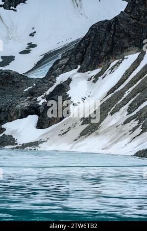 Der krasse Kontrast zwischen dem eisigen Wasser des Wedgemount Lake und der rauen Bergkulisse. Stockfoto