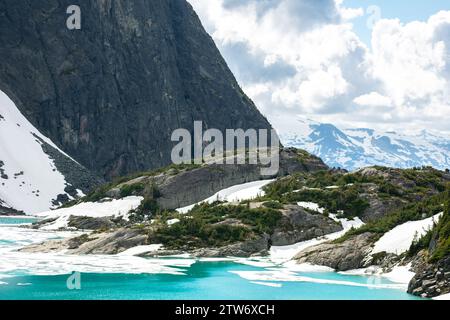 Unberührter Wedgemount Lake, eingebettet zwischen hoch aufragenden Gipfeln unter klarem Himmel. Stockfoto