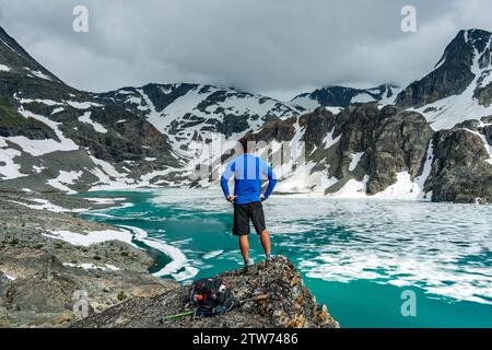 Der Wanderer hält an, um sich in der rauen Schönheit des Wedgemount Lake zu reflektieren. Stockfoto