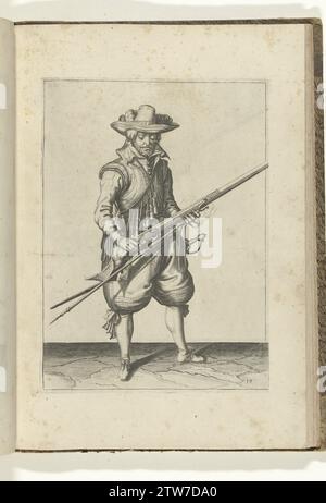 Soldat, der Kruit von seiner Muskete schüttelt (Nr. 19), ca. 1600, 1597 - 1608 Ein Soldat rechts, rechts, der mit beiden Händen eine Muskete (eine bestimmte Schusswaffe) schüttelt, um sie möglicherweise unter der Pfanne (Pulverreservoir) (Nr. 19), ca. 1600. In seiner linken Hand neben dem Verlauf der Muskete, aber auch eine Furke (Muskettengabel) und ein brennender Docht. Platte 19 in der Anleitung zur Handhabung der Muskete: Letter Enseigement, Sur Les Pourtraitz Figurez, Touchant le Droit Maniement du Mousquet. Teil der Illustrationen in einer französischen Ausgabe von J. de Gheyns Wapenhandelhe: J. de Gheyn, Stockfoto