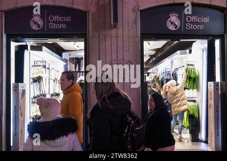 Madrid, Spanien. Dezember 2023. Fußgänger werden im offiziellen Sportbekleidungsgeschäft und Logo der spanischen Fußballmannschaft Real Madrid Club in Madrid gesehen. (Credit Image: © Xavi Lopez/SOPA Images via ZUMA Press Wire) NUR REDAKTIONELLE VERWENDUNG! Nicht für kommerzielle ZWECKE! Stockfoto