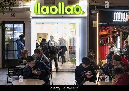 Madrid, Spanien. Dezember 2023. Kunden werden im spanischen Shop für gefrorene Joghurt in Madrid gesehen. (Credit Image: © Xavi Lopez/SOPA Images via ZUMA Press Wire) NUR REDAKTIONELLE VERWENDUNG! Nicht für kommerzielle ZWECKE! Stockfoto