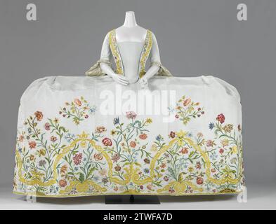 Kleid (Mantua) mit Zug, anonym, 1759 Schlaf von hellblauem Ripszijde Horing mit einem Hochzeitskleid. Zweispuriger gerader Zug mit abgerundeten Ecken. Für die untere Hälfte mit kalandriertem weißem Leinen gefüttert. Verziert mit gestickten Blumenreben. Frankreich? 1579. Frankreich (möglicherweise) Seide. Stickereien des Schlafes von hellblauer Ripszijde Horing mit einem Hochzeitskleid. Zweispuriger gerader Zug mit abgerundeten Ecken. Für die untere Hälfte mit kalandriertem weißem Leinen gefüttert. Verziert mit gestickten Blumenreben. Frankreich? 1579. Frankreich (möglicherweise) Seide. Stickerei Stockfoto