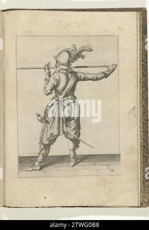 Soldat, auf dem Rücken gesehen, der seine Spieße mit beiden Händen waagerecht auf Nasenhöhe trägt, seine rechte Hand am Fuß der Waffe, sein Gesicht nach links (Nr. 29), ca. 1600, 1597 - 1608 Ein Soldat, vollständig, auf dem Rücken gesehen, der einen Spieß (Lanze) mit beiden Händen waagerecht auf Nasenhöhe trägt, seine rechte Hand am Fuß der Waffe, an sein Gesicht nach links (Nr. 29), ca. 1600. Platte 29 in der Anleitung für die Handhabung des Spießes: Beschlagnahmungsschreiben; He Succint sur les Portraitz Figurez, Touchant l'Usage, the tout ce qu'un soldat doibt faire au maniement de la pique. Teil von Stockfoto