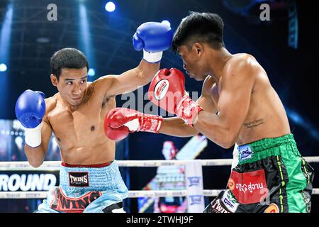 Bangkok, Thailand. Dezember 2023. Phongthep Homjui (R) und Wanchana Meenayothin (L) wurden während des ABF Lightweight Titels im Rangsit Boxing Stadium in Aktion gesehen. Die beiden Kandidaten hatten einen großen Kampf, der nach 10 Runden in einem Unentschieden endete. Quelle: SOPA Images Limited/Alamy Live News Stockfoto