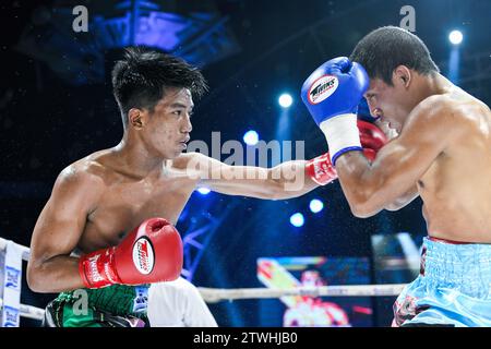 Bangkok, Thailand. Dezember 2023. Phongthep Homjui (L) und Wanchana Meenayothin (R) wurden während des ABF Lightweight Titels im Rangsit Boxing Stadium in Aktion gesehen. Die beiden Kandidaten hatten einen großen Kampf, der nach 10 Runden in einem Unentschieden endete. Quelle: SOPA Images Limited/Alamy Live News Stockfoto