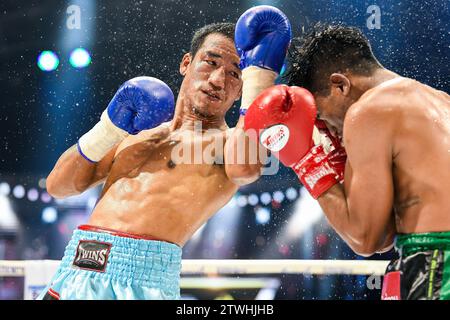 Bangkok, Thailand. Dezember 2023. Phongthep Homjui (R) und Wanchana Meenayothin (L) wurden während des ABF Lightweight Titels im Rangsit Boxing Stadium in Aktion gesehen. Die beiden Kandidaten hatten einen großen Kampf, der nach 10 Runden in einem Unentschieden endete. (Foto: Wasim Mather/SOPA Images/SIPA USA) Credit: SIPA USA/Alamy Live News Stockfoto