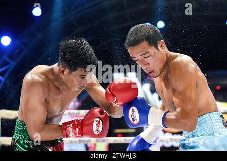 Bangkok, Thailand. Dezember 2023. Phongthep Homjui (L) und Wanchana Meenayothin (R) wurden während des ABF Lightweight Titels im Rangsit Boxing Stadium in Aktion gesehen. Die beiden Kandidaten hatten einen großen Kampf, der nach 10 Runden in einem Unentschieden endete. (Foto: Wasim Mather/SOPA Images/SIPA USA) Credit: SIPA USA/Alamy Live News Stockfoto