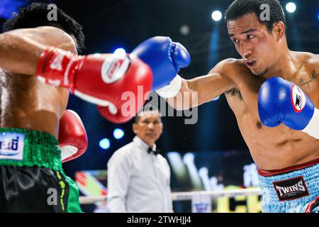 Bangkok, Thailand. Dezember 2023. Phongthep Homjui (L) und Wanchana Meenayothin (R) wurden während des ABF Lightweight Titels im Rangsit Boxing Stadium in Aktion gesehen. Die beiden Kandidaten hatten einen großen Kampf, der nach 10 Runden in einem Unentschieden endete. Quelle: SOPA Images Limited/Alamy Live News Stockfoto