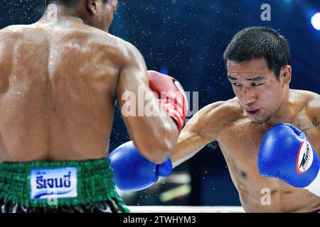 Bangkok, Thailand. Dezember 2023. Phongthep Homjui (L) und Wanchana Meenayothin (R) wurden während des ABF Lightweight Titels im Rangsit Boxing Stadium in Aktion gesehen. Die beiden Kandidaten hatten einen großen Kampf, der nach 10 Runden in einem Unentschieden endete. Quelle: SOPA Images Limited/Alamy Live News Stockfoto