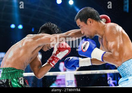 Bangkok, Thailand. Dezember 2023. Phongthep Homjui (L) und Wanchana Meenayothin (R) wurden während des ABF Lightweight Titels im Rangsit Boxing Stadium in Aktion gesehen. Die beiden Kandidaten hatten einen großen Kampf, der nach 10 Runden in einem Unentschieden endete. Quelle: SOPA Images Limited/Alamy Live News Stockfoto