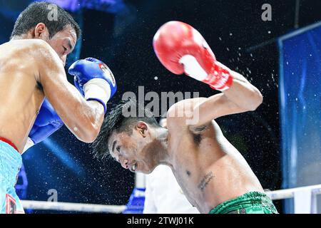 Bangkok, Thailand. Dezember 2023. Phongthep Homjui (R) und Wanchana Meenayothin (L) wurden während des ABF Lightweight Titels im Rangsit Boxing Stadium in Aktion gesehen. Die beiden Kandidaten hatten einen großen Kampf, der nach 10 Runden in einem Unentschieden endete. Quelle: SOPA Images Limited/Alamy Live News Stockfoto