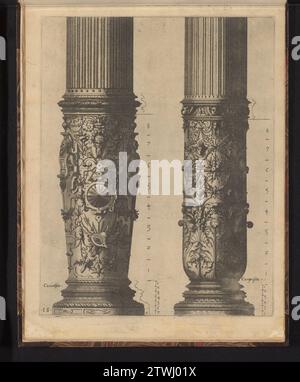 Twee 'Säulen wurden getragen' in der Korinthischen en composiete Orde, 1565 zwei 'Columnae Caelatae'. Auf der unteren Hälfte der linken korinthischen Säule eine Rosette in einem Rahmen aus Teigarbeit, flankiert von zwei Hermen, in Rollen gefangen. Rechts die untere Hälfte einer Kompositsäule, am Boden der Akanthusblätter und darüber Girlanden und Maskarons. Auf dem Ausdruck wurde viermal eine Skala angezeigt. Der Ausdruck ist Teil eines Albums. Antwerpener Papier zum Ätzen von zwei "Columnae Caelatae". Auf der unteren Hälfte der linken korinthischen Säule eine Rosette in einem Rahmen aus Teigarbeit, flankiert von zwei Hermen, in Rolle eingeschlossen Stockfoto