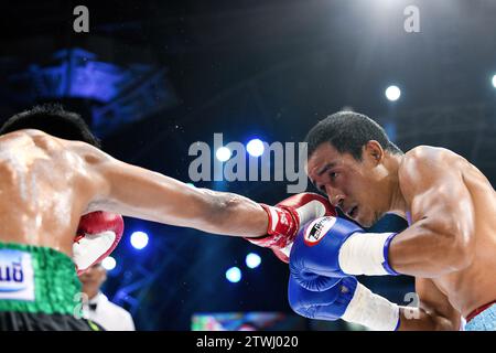 Bangkok, Thailand. Dezember 2023. Phongthep Homjui (L) und Wanchana Meenayothin (R) wurden während des ABF Lightweight Titels im Rangsit Boxing Stadium in Aktion gesehen. Die beiden Kandidaten hatten einen großen Kampf, der nach 10 Runden in einem Unentschieden endete. (Foto: Wasim Mather/SOPA Images/SIPA USA) Credit: SIPA USA/Alamy Live News Stockfoto