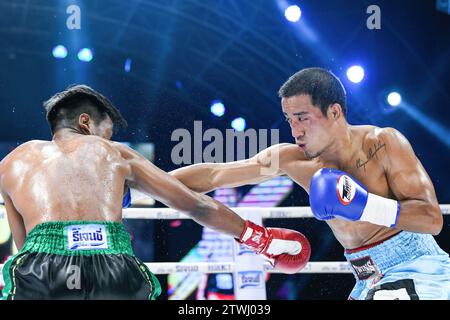 Bangkok, Thailand. Dezember 2023. Phongthep Homjui (L) und Wanchana Meenayothin (R) wurden während des ABF Lightweight Titels im Rangsit Boxing Stadium in Aktion gesehen. Die beiden Kandidaten hatten einen großen Kampf, der nach 10 Runden in einem Unentschieden endete. (Foto: Wasim Mather/SOPA Images/SIPA USA) Credit: SIPA USA/Alamy Live News Stockfoto