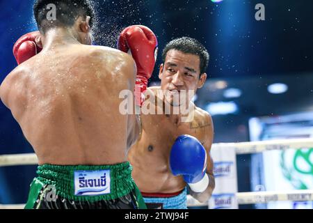 Bangkok, Thailand. Dezember 2023. Phongthep Homjui (L) und Wanchana Meenayothin (R) wurden während des ABF Lightweight Titels im Rangsit Boxing Stadium in Aktion gesehen. Die beiden Kandidaten hatten einen großen Kampf, der nach 10 Runden in einem Unentschieden endete. Quelle: SOPA Images Limited/Alamy Live News Stockfoto