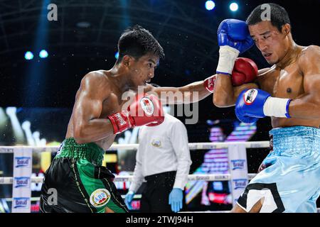 Bangkok, Thailand. Dezember 2023. Phongthep Homjui (L) und Wanchana Meenayothin (R) wurden während des ABF Lightweight Titels im Rangsit Boxing Stadium in Aktion gesehen. Die beiden Kandidaten hatten einen großen Kampf, der nach 10 Runden in einem Unentschieden endete. (Foto: Wasim Mather/SOPA Images/SIPA USA) Credit: SIPA USA/Alamy Live News Stockfoto