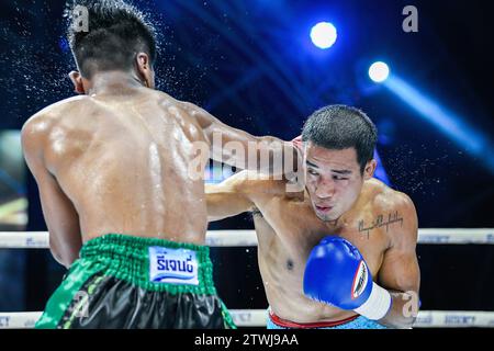 Bangkok, Thailand. Dezember 2023. Phongthep Homjui (L) und Wanchana Meenayothin (R) wurden während des ABF Lightweight Titels im Rangsit Boxing Stadium in Aktion gesehen. Die beiden Kandidaten hatten einen großen Kampf, der nach 10 Runden in einem Unentschieden endete. (Foto: Wasim Mather/SOPA Images/SIPA USA) Credit: SIPA USA/Alamy Live News Stockfoto