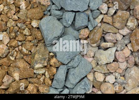 Drei verschiedene Erbsenkiesproben in Reihen, Makrodetails direkt darüber. Gängiges Material für Rasenwechsel, Gartendekoration und Einfahrten. Stockfoto