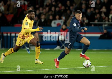 Paris, Frankreich. Dezember 2023. Kylian Mbappe von PSG verließ Ismael Traore von Metz während des französischen Meisterschaftsspiels der Ligue 1 zwischen Paris Saint-Germain und dem FC Metz am 20. Dezember 2023 im Parc des Princes Stadion in Paris, Frankreich - Foto Jean Catuffe/DPPI Credit: DPPI Media/Alamy Live News Stockfoto