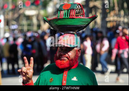 Nicht exklusiv: Parteiführer, Aktivisten und Unterstützer kamen mit einer Prozession mit Parteibootssymbolen auf das Sylhet Alia Madrasa Field Stockfoto