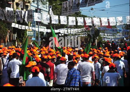 Nicht exklusiv: Parteiführer, Aktivisten und Unterstützer kamen mit einer Prozession mit Parteibootssymbolen auf das Sylhet Alia Madrasa Field Stockfoto